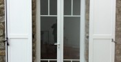 Fenêtre PVC avec petits bois intégrés et volet battant bois sur Quimper.