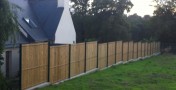 Réalisation d’un mûret pour clôture avec panneaux rigide et brise vue bois à Quimper.